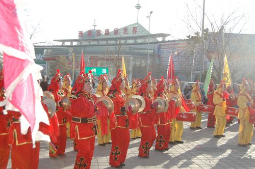 酒泉市2011年元宵節(jié)社火匯演期間，部分社火隊來公司拜年