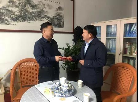 敦煌種業(yè)領(lǐng)導(dǎo)看望慰問公司老干部、老黨員及困難黨員職工