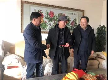敦煌種業(yè)領(lǐng)導(dǎo)看望慰問公司老干部、老黨員及困難黨員職工