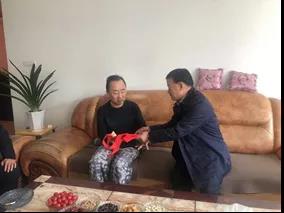 敦煌種業(yè)領(lǐng)導(dǎo)看望慰問公司老干部、老黨員及困難黨員職工
