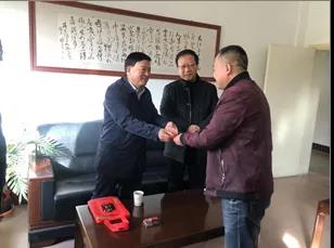 敦煌種業(yè)領(lǐng)導(dǎo)看望慰問公司老干部、老黨員及困難黨員職工